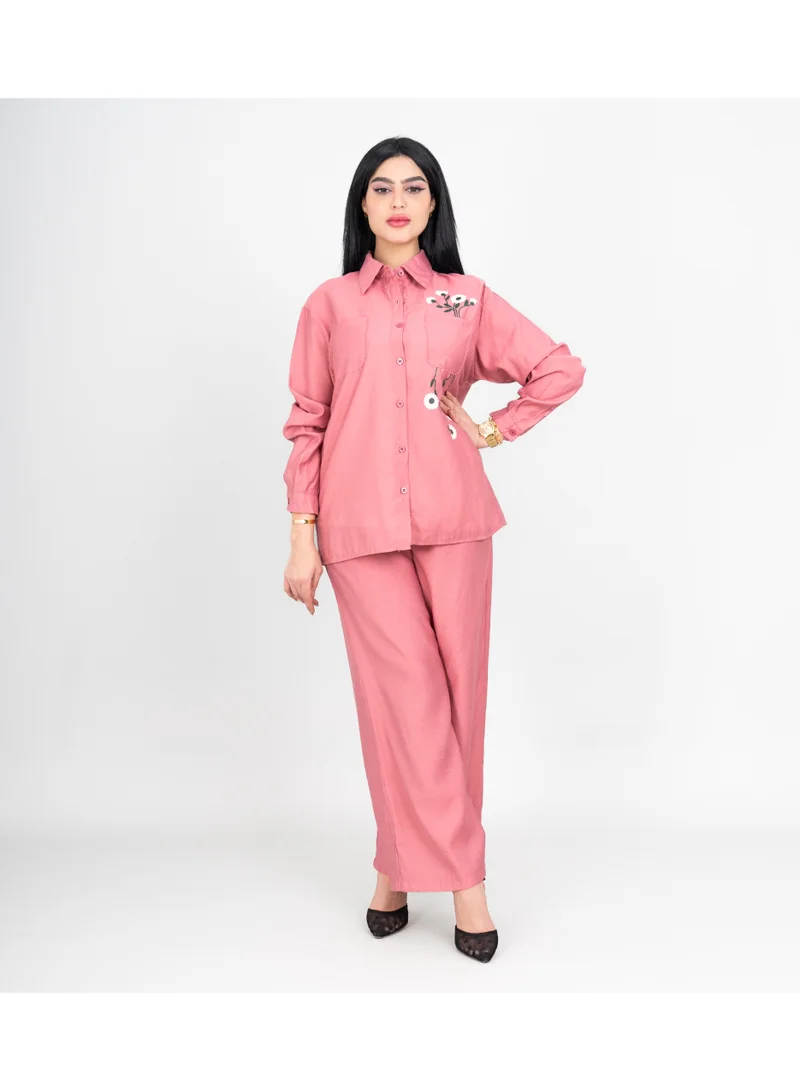 اكسا طقم عصري من قطعتين، قميص وبنطال سادة، بتفاصيل تطريز جانبية.